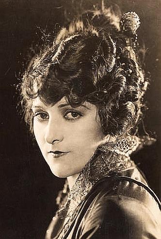 Lois Lee image