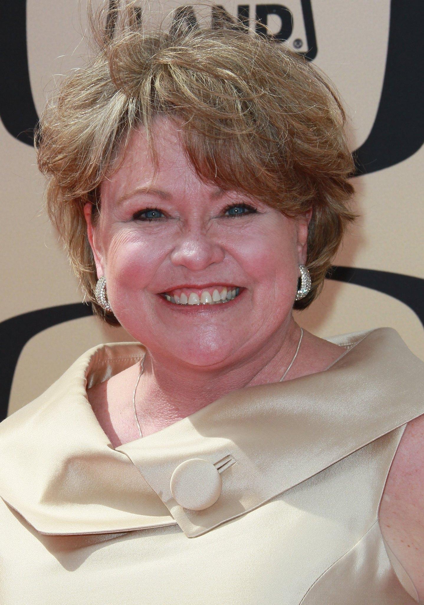 Lauren Tewes image