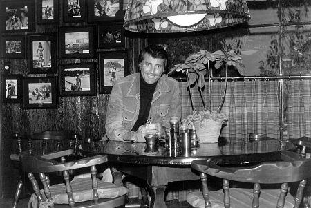 Lyle Waggoner image